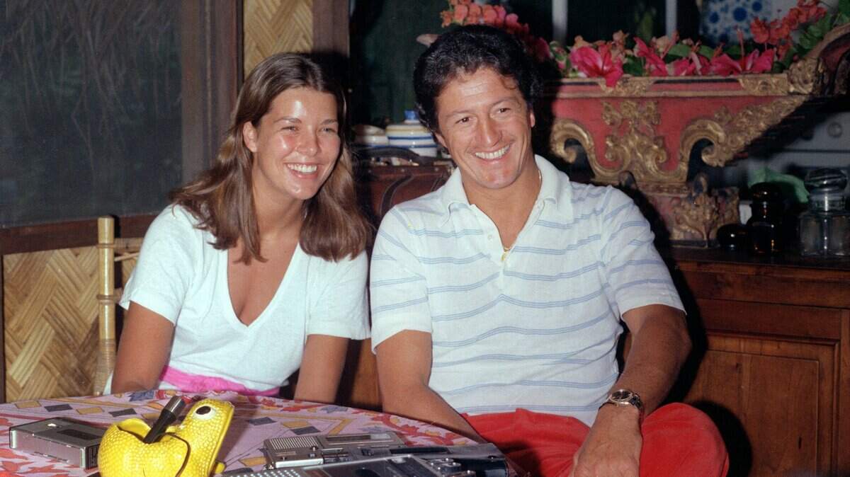 La princesa Carolina de Mónaco y Philippe Junot son fotografiados durante su viaje de luna de miel, el 12 de julio de 1978, en Papeete.