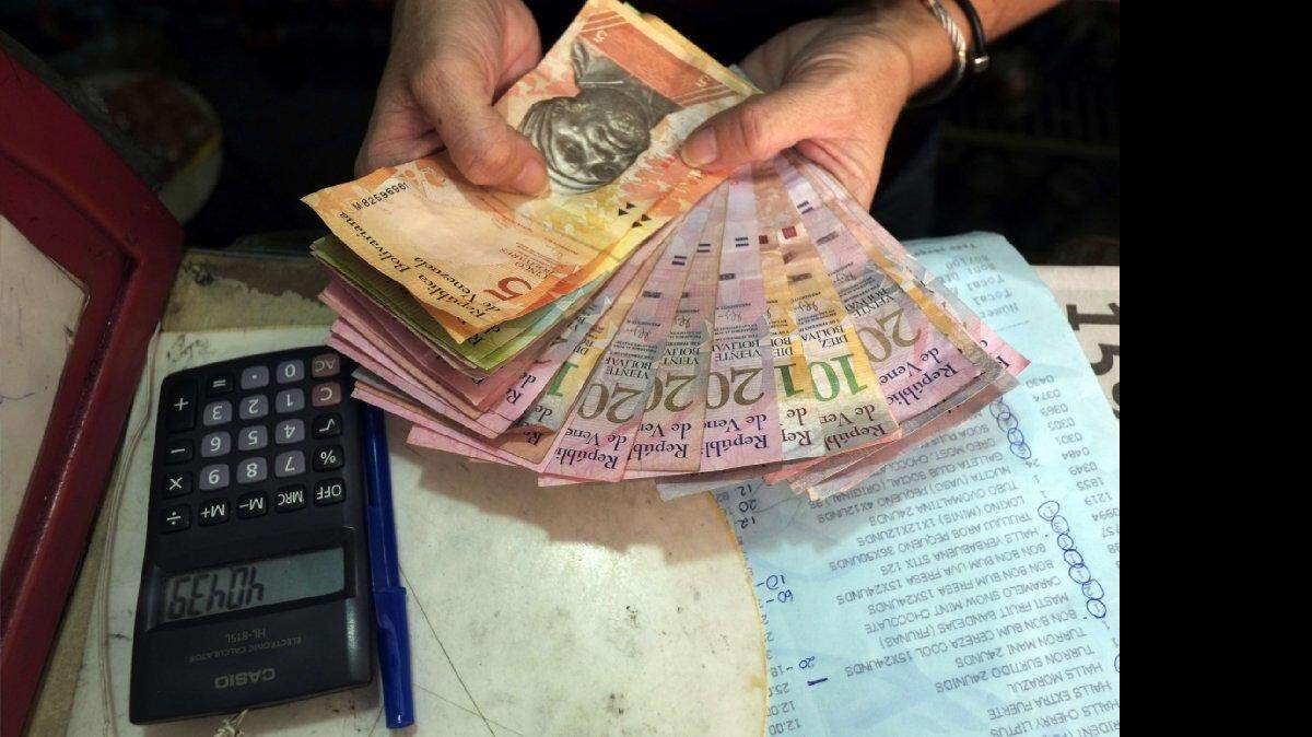 En Venezuela los particulares no podían comprar y vender dólares libremente desde 2010, cuando desapareció el llamado “dólar permuta”, que permitía a particulares y empresas la adquisición de divisas en casas de bolsa canjeando títulos de valores. Getty Images