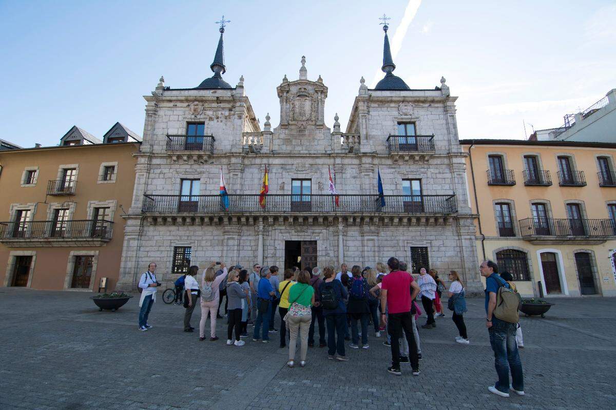 Ponferrada presume de un centro histórico con encanto, calles empedradas y edificios muy antiguos como la Casa Consistorial, sede del Ayuntamiento y uno de los ejemplares de la arquitectura de los Austrias.