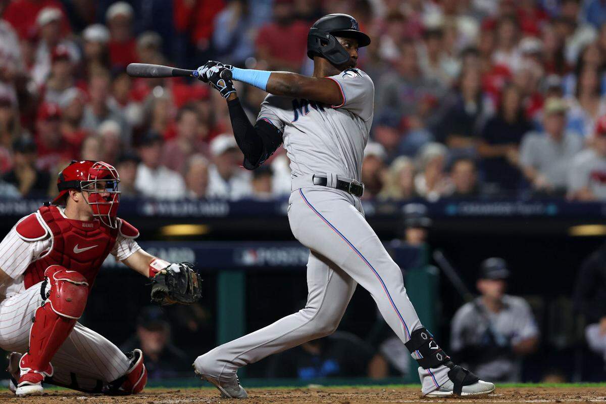 El jardinero de los Marlins de Miami Jesús Sanchez batea un hit en el tercer inning del partido ante los Filis en la ronda de comodines de la Liga Nacional, celebrado el 3 de octubre de 2023 en el Citizens Bank Park, en Filadelfia.