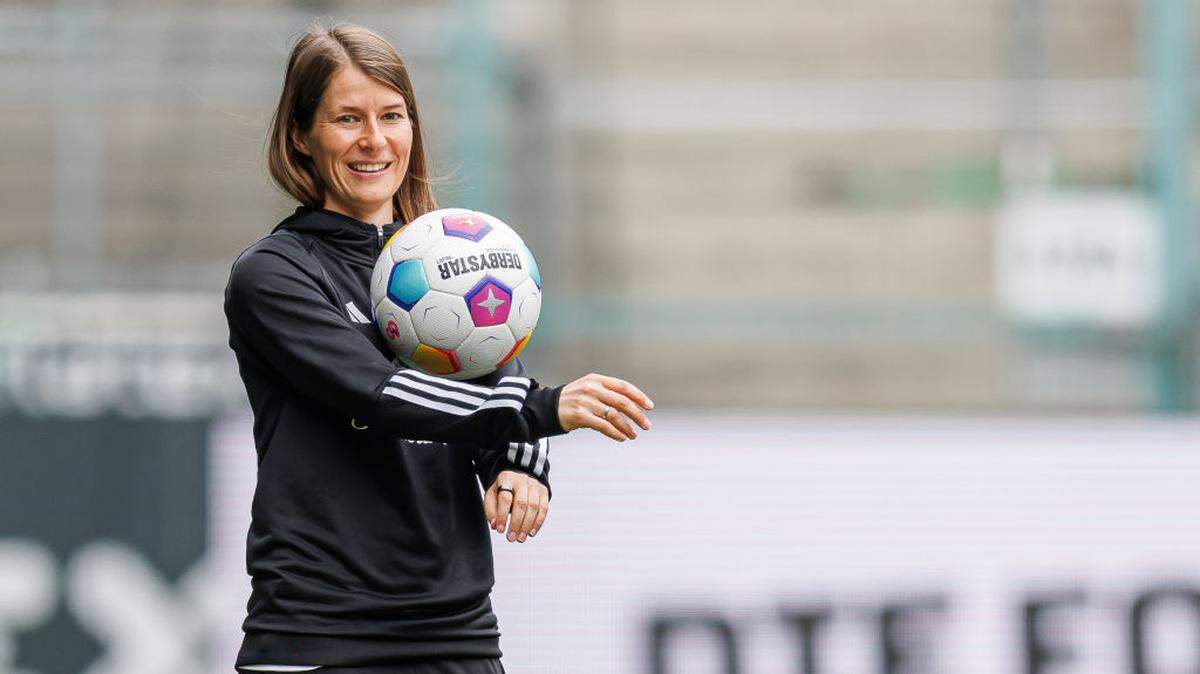 A sus 34 años Marie-Louise Eta hizo historia en el fútbol europeo al asumir la dirección del Union Berlin y convertirse en la primera entrenadora de un equipo de primera división en una de las grandes ligas del continente.