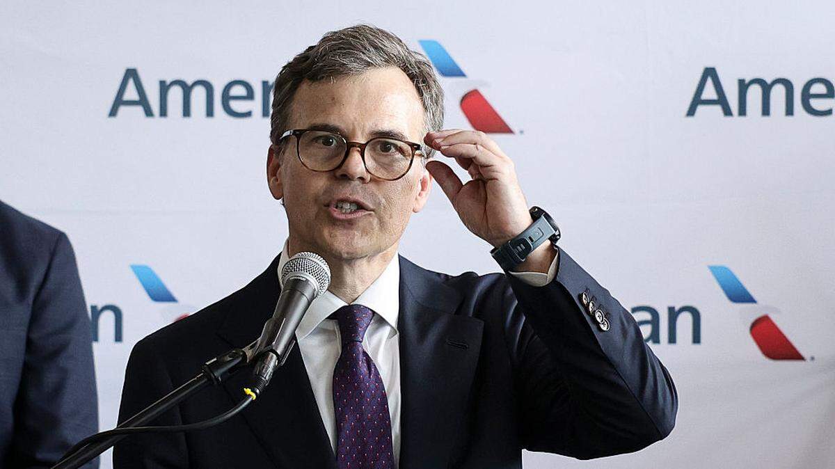 El Encargado de Negocios de la Embajada de Estados Unidos en Caracas, John M. Barrett, ofrece declaraciones a la prensa durante la llegada del vuelo 3599 de American Airlines, procedente de Miami, al Aeropuerto Internacional Simón Bolívar, el 30 de abril de 2026 en Maiquetía, Venezuela.