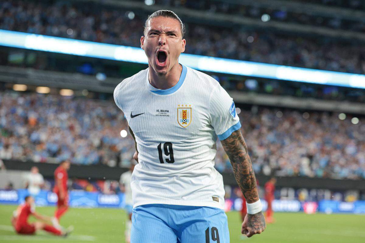 El jugador de Uruguay Darwin Núñez celebra tras anotar un gol ante Bolivia en el partido de la Copa América, celebrado el 27 de junio de 2024 en el MetLife Stadium en East Rutherford, Nueva Jersey.