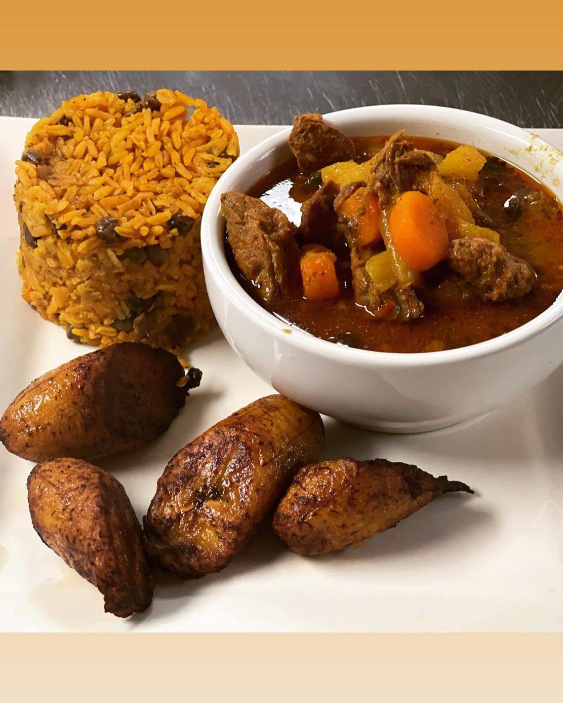 La Empanada Loca sirve una gran variedad de comida hogareña puertorriqueña. Entre las especialidades de la casa está la carne guisada servida con arroz con gandules y amarillitos.