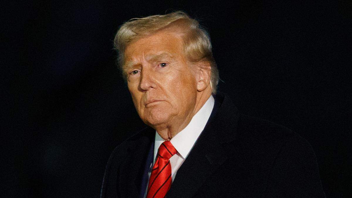 El presidente de Estados Unidos, Donald Trump, llega al jardín sur de la Casa Blanca, Washington, DC, EE. UU., el 27 de enero de 2025. 