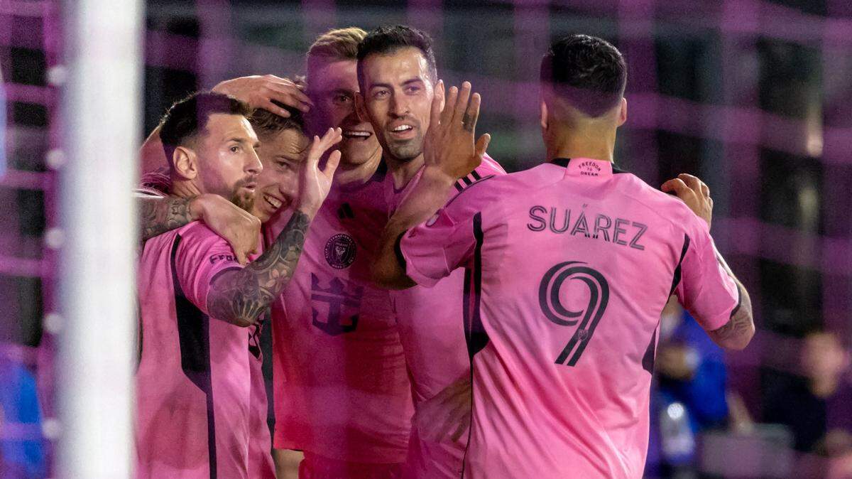Leo Messi (izq.), el uruguayo Luis Suárez y los españoles Sergio Busquets y Jordi Alba fueron seleccionados para participar el próximo 24 de julio en el Juego de las Estrellas de la MLS, informó este lunes la liga estadounidense.