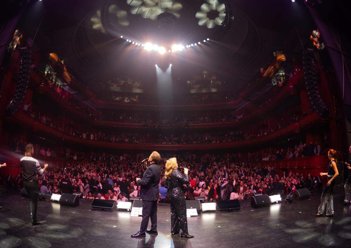 Tras su reciente gira por Estados Unidos y Latinoamérica, Pimpinela regresó a España con su nuevo espectáculo ‘Noticias del Amor’, una propuesta que une música, teatro y humor en una puesta en escena renovada.