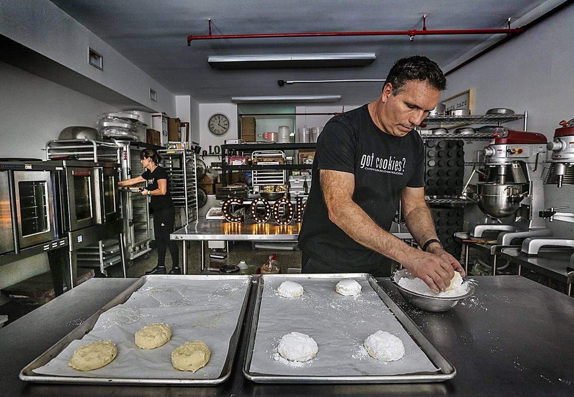 Cindy Kruse (atrás a la izquierda), con su compañero Eric Paige, pasó 25 años como chef de repostería en restaurantes de lujo. Ahora  hacen unas de las galletas más deliciosas de Miami en Cindy Lou’s Cookies.