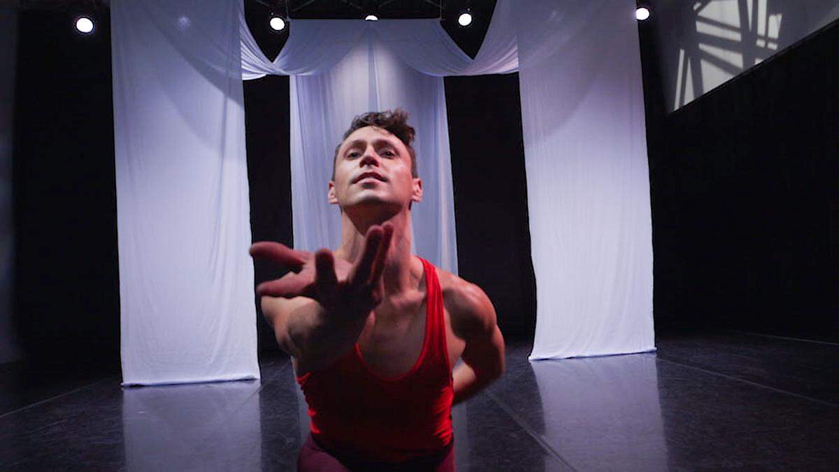 John Harnage, bailarín de Paul Taylor Dance Company, en “ViVa”, coreografía de Amy Hall Garner.