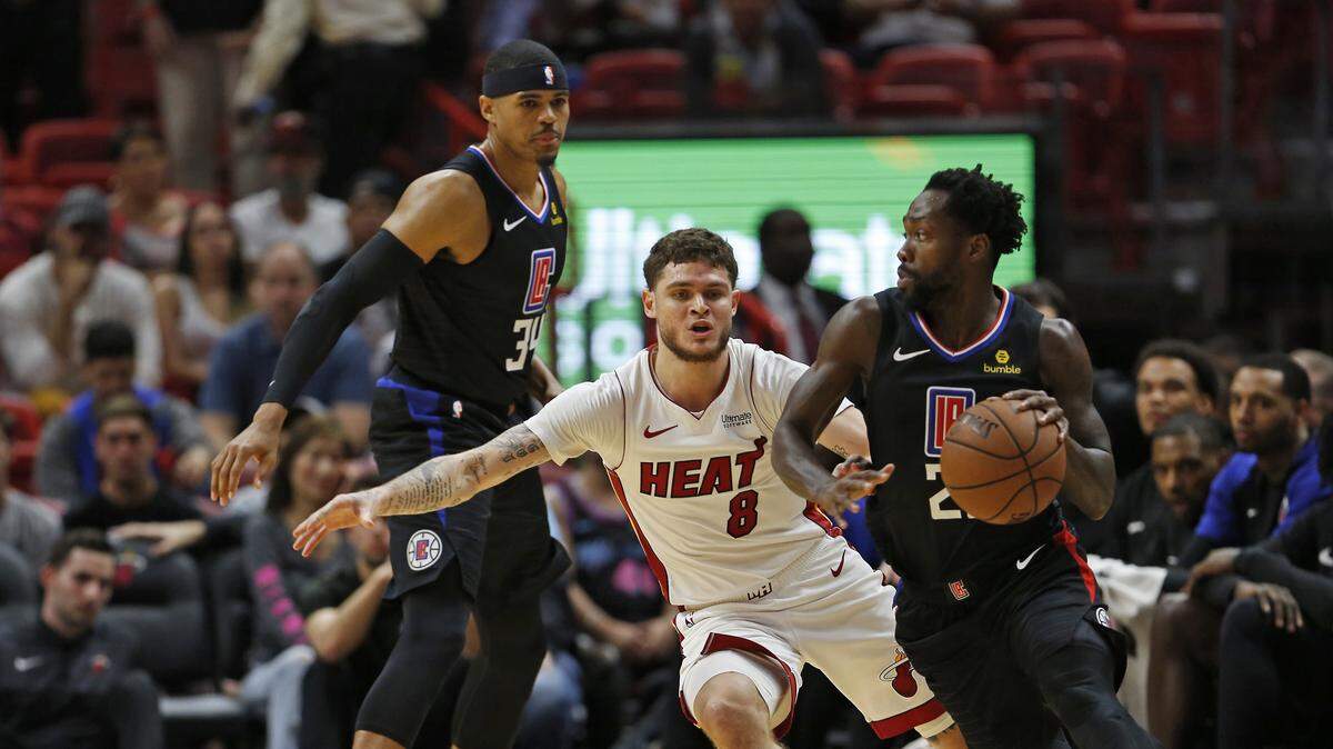 Avery Bradley (11) lleva la pelota por los Clippers ante la marca de Tyler Johnson, del Heat, en el primer cuarto del partido celebrado el 23 de enero de 2019 en Miami.
