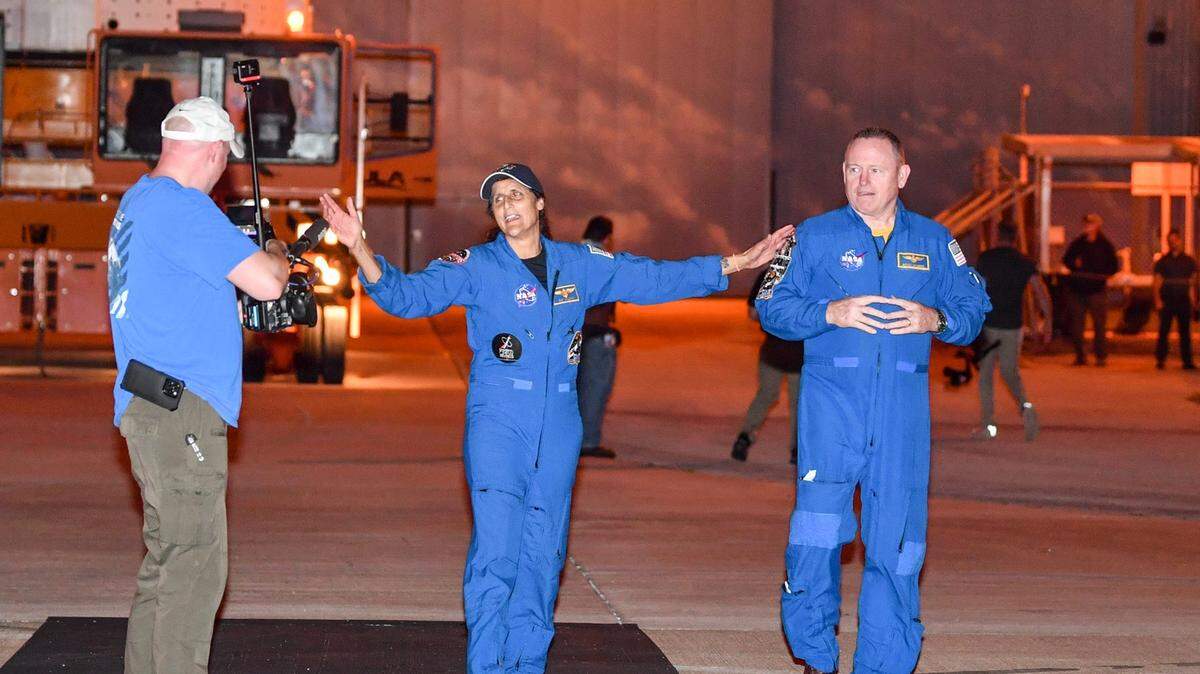 Los astronautas Suni Williams (centro) y Butch Wilmore (der.) se preparan para hablar con los periodistas el 16 de abril de 2024, en el Centro Espacial Kennedy en Cabo Cañaveral, Florida.