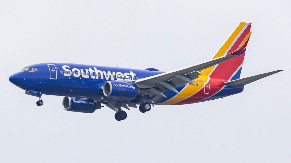 Avión Boeing 737-700 de Southwest Airlines visto volando antes de aterrizar en el Aeropuerto Nacional Ronald Reagan de Washington DCA.