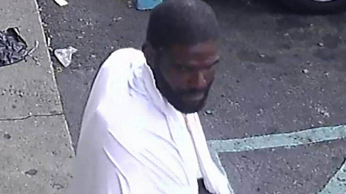Gran parte de la confrontación quedó captada en cámaras de vigilancia afuera de Tony's Food Market, localizado en el 2541 NW 95th Stret.