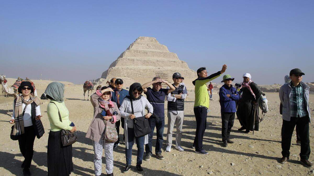 Un grupo de turistas fotografía las pirámides en Guiza (Egipto), el 15 de diciembre del 2018. Al menos dos turistas murieron hoy y otras 14 personas resultaron heridas por la explosión de una bomba casera colocada contra un autobús de turistas en la zona de las pirámides de Guiza, a las afueras de El Cairo, informó el Ministerio de Interior Egipcio. EFE/ Khaled Elfiqi