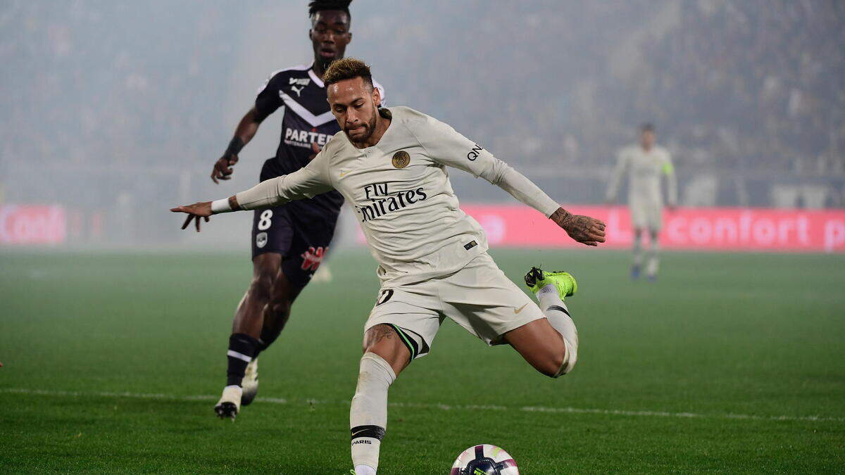 Neymar (der.) dispara a puerta en un partido de la liga francesa entre el PSG y el Girondins Bordeaux, el 2 de diciembre de 2018.