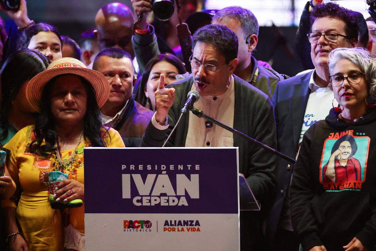 El candidato presidencial colombiano Iván Cepeda, del Pacto Histórico, habla durante su acto de cierre de campaña en Bogotá, Colombia, viernes 22 de mayo, 2026.
