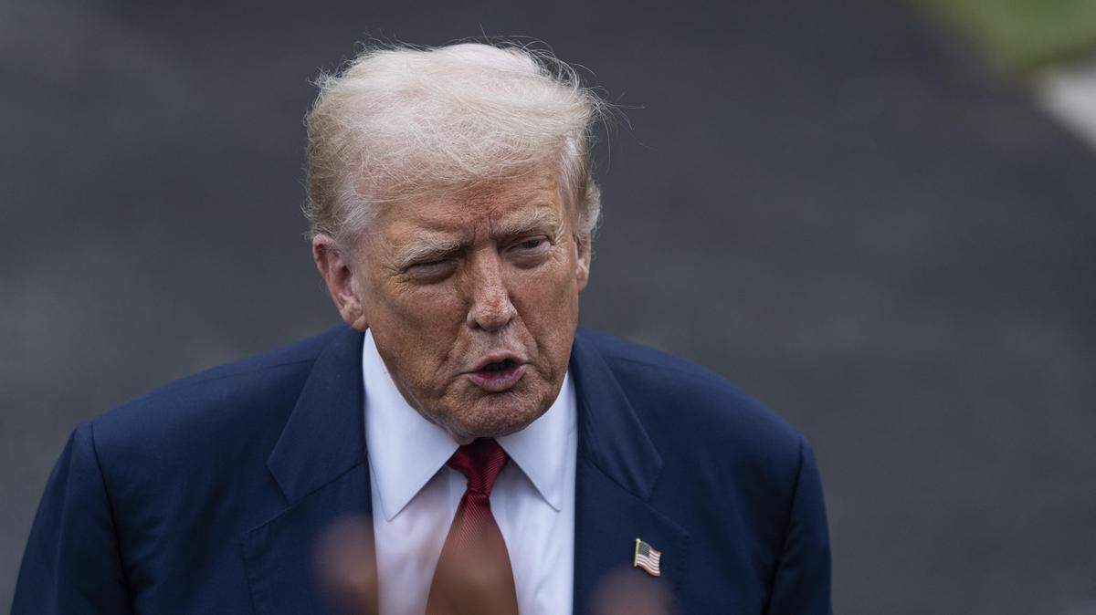 El presidente Donald J. Trump sale de la Casa Blanca rumbo a Bedminster, Nueva Jersey, el 1 de agosto de 2025, en Washington D.C. Antes de abordar el helicóptero Marine One, Trump se detiene brevemente a hablar con periodistas sobre temas de política actual e investigaciones en curso.