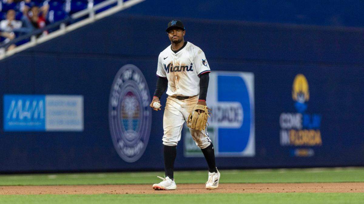 El campocorto de los Miami Marlins, Xavier Edwards (9), reacciona tras cometer un error de fildeo durante la undécima entrada de un juego de la MLB contra los New York Mets en el LoanDepot Park el miércoles 2 de abril de 2025, en Miami, Florida.