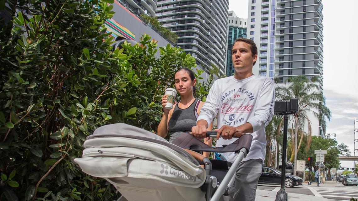 Krista y Charles Beuzelin, vecinos de Brickell, pasean con su hijo recién nacido por el vecindario miamense el lunes 28 de mayo del 2018.