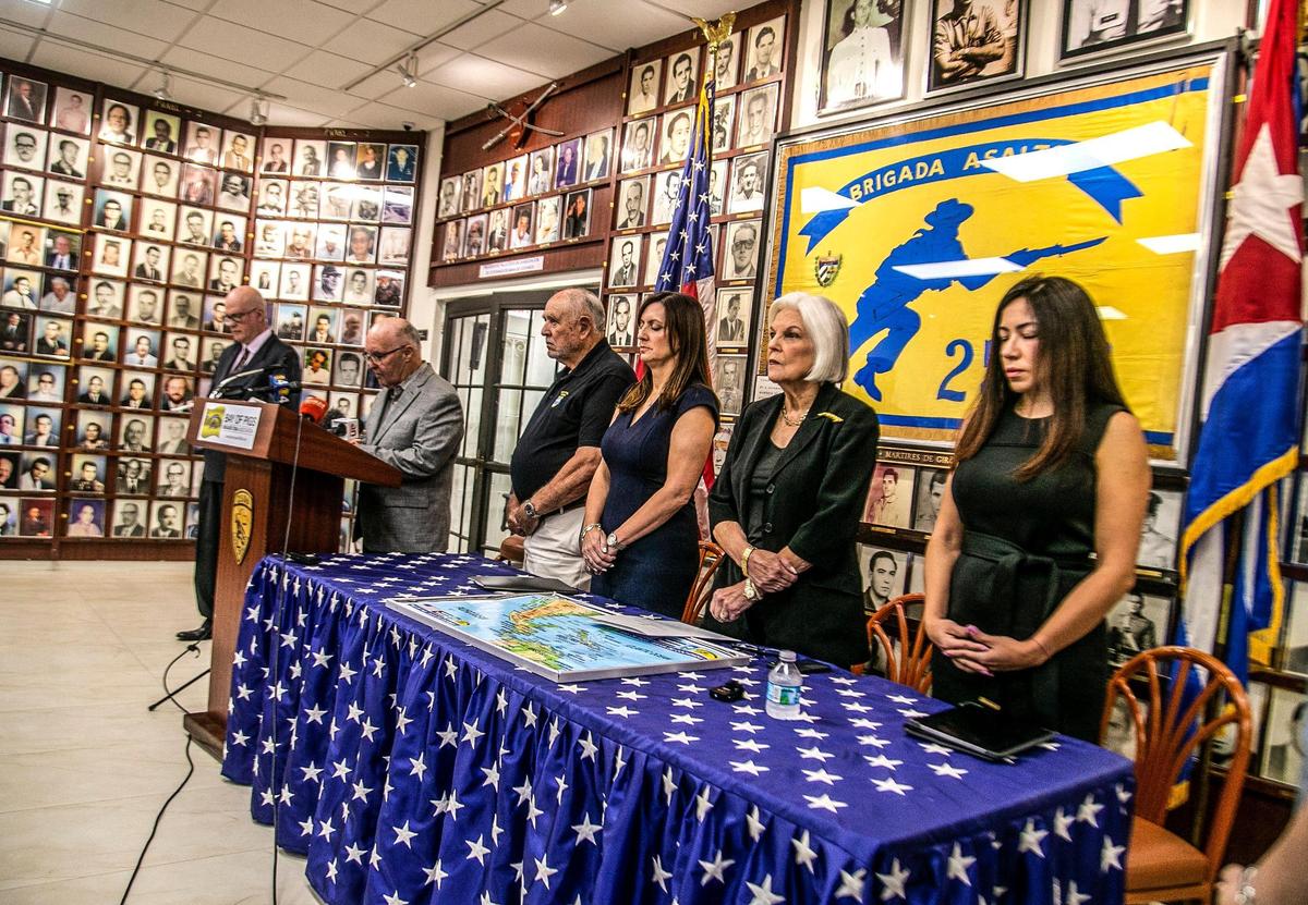 La vicegobernadora de la Florida, Jeanette Nuñez (tercera desde la der.), se unió a un grupo de líderes del exilio cubano que expresaron su preocupación por posible censura de emisoras radiales de Miami como Mambí y WQBA ante la compra por Latino Media Network en el Museo de Bahía de Cochinos y sede de la Brigada 2506 en La Pequeña Habana, el 8 de junio.