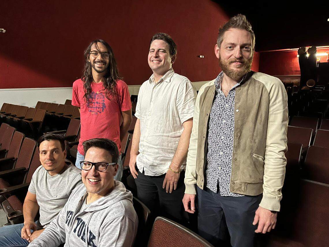 Elenco de ‘Historias para contar en Navidad’. Sentados: Raúl González (der) y Andy Barbosa. De pie(desde la izq) el grupo musical conformado por Jorge Tercilla, Abel Morales Zanabria y Milo Strzelczy.