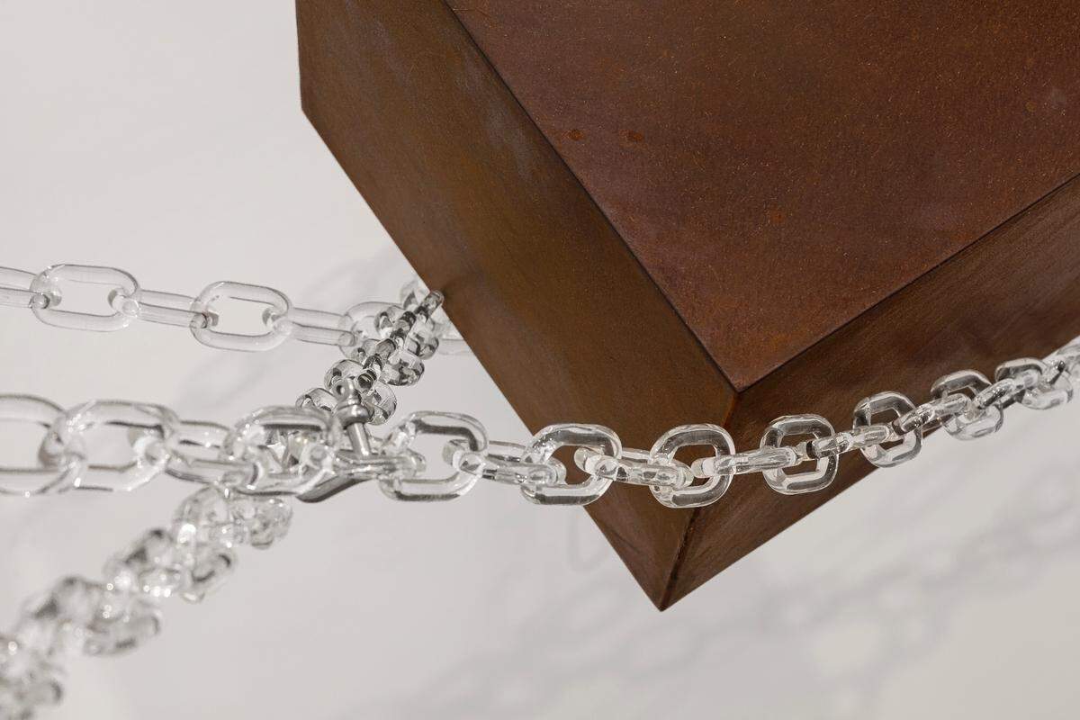 ‘Gravitas #02’, de Tulio Pinto. Acero y cristal, 55 x 217.5 x 73 pulgadas. Ediciín 3 + 2AP.