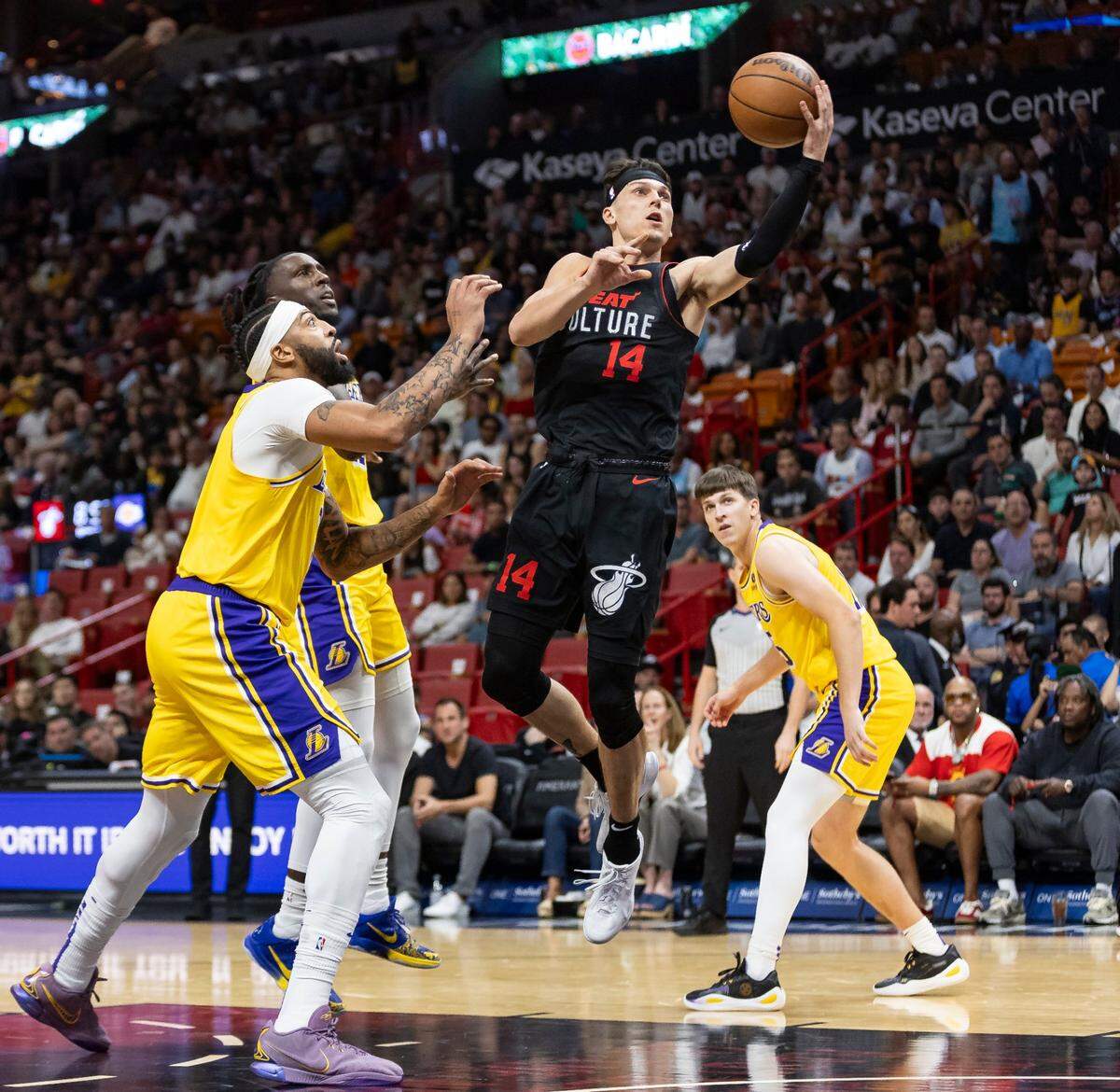 El jugador del Heat Tyler Herro entra al aro ante la defensa de Anthony Davis, de los Lakers de Los Angeles, en el partido celebrado el 6 de noviembre de 2023 en Miami.