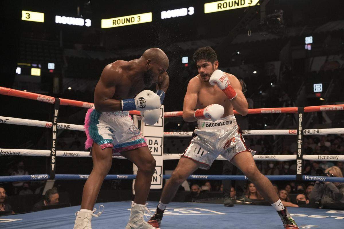 Gilberto Zurdo Ramírez (der.) golpea a Yunieski Gonzalez en ruta a una victoria por nocaut en el noveno round, el sábado 18 de diciembre de 2021 en San Antonio, Texas.
