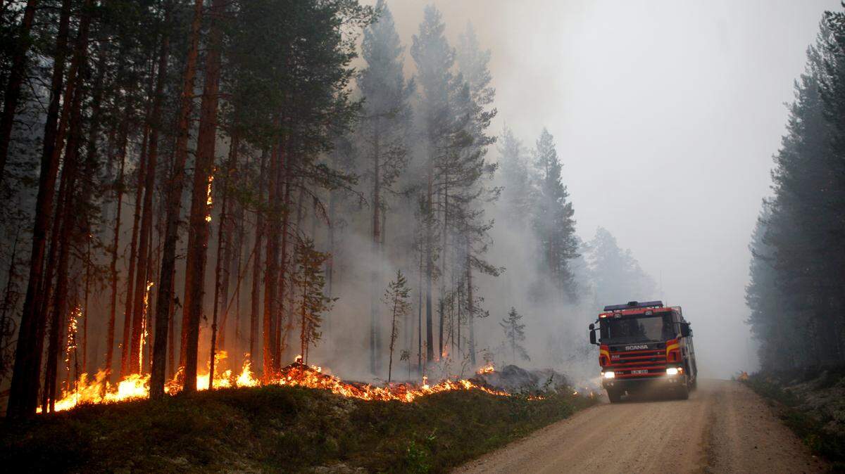 Un camión de bomberos llega a las cercanías de un fuego en el bosque de Karbole, en las afueras de Ljusdal, Suecia.
