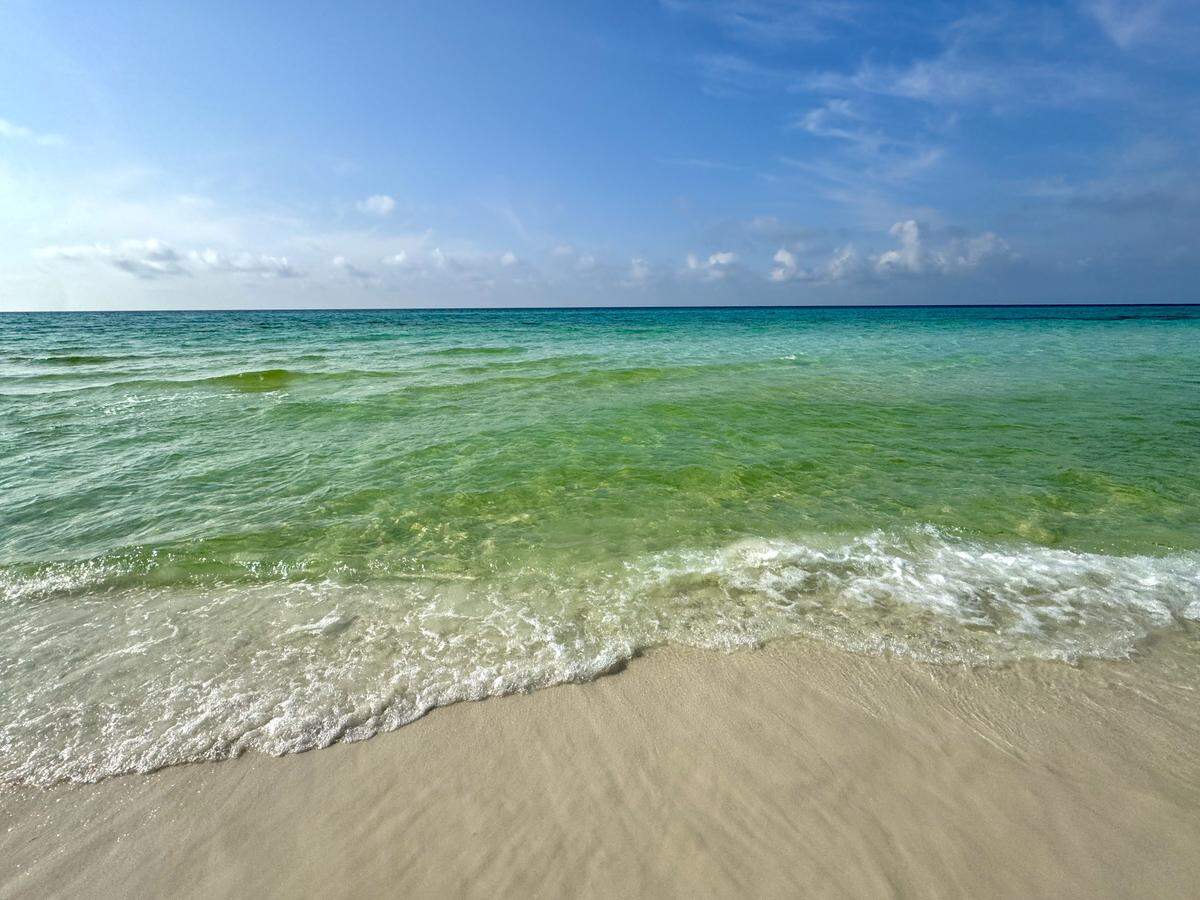 Aguas esmeraldas en Playa Miramar.