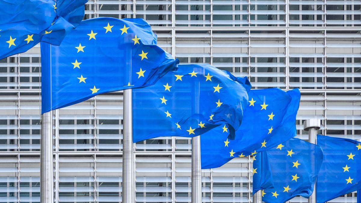 Banderas de la Unión Europea. Cuba: embajada informó sobre citas gratis y tarifas del visado Schengen.