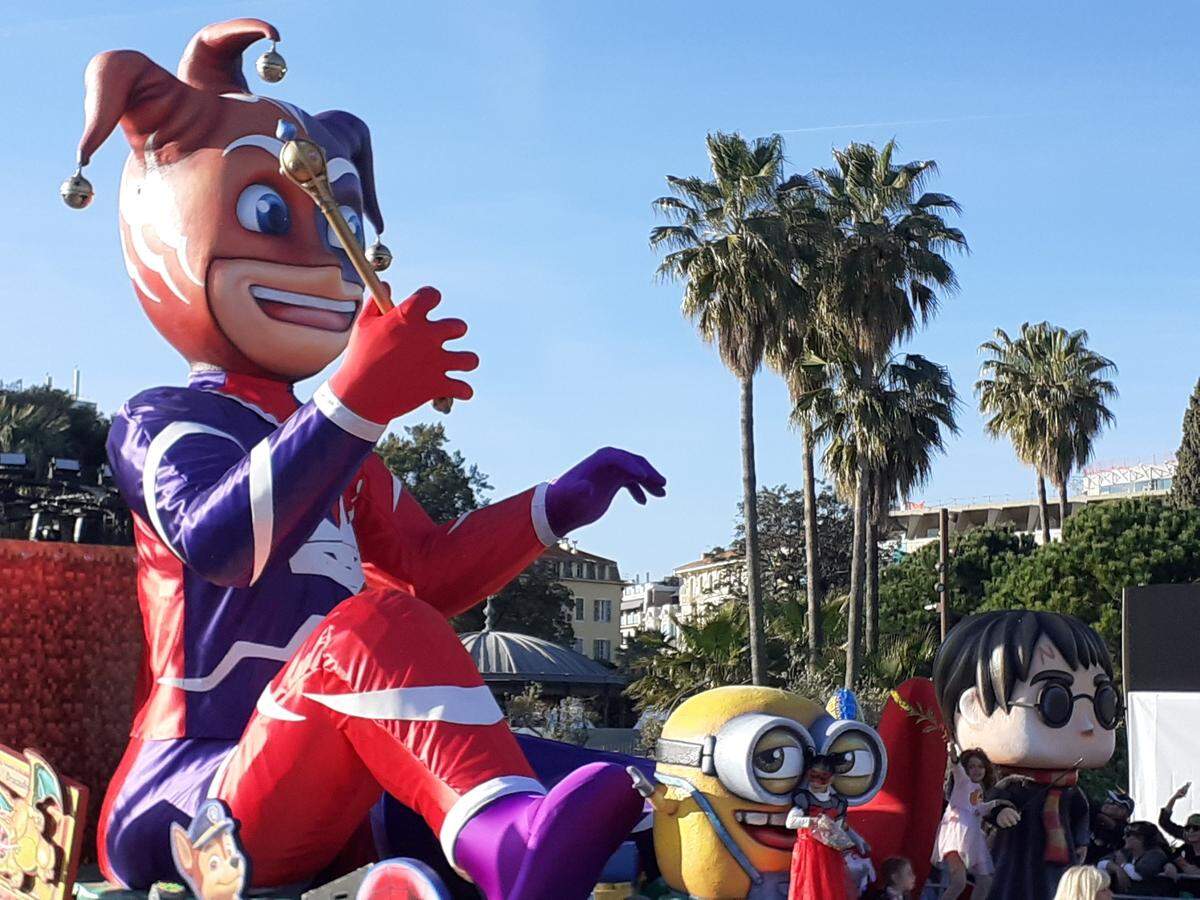 El Carnaval de Niza es uno de los más célebres por el despliegue de figurantes y atracciones de los que hacen gala.
