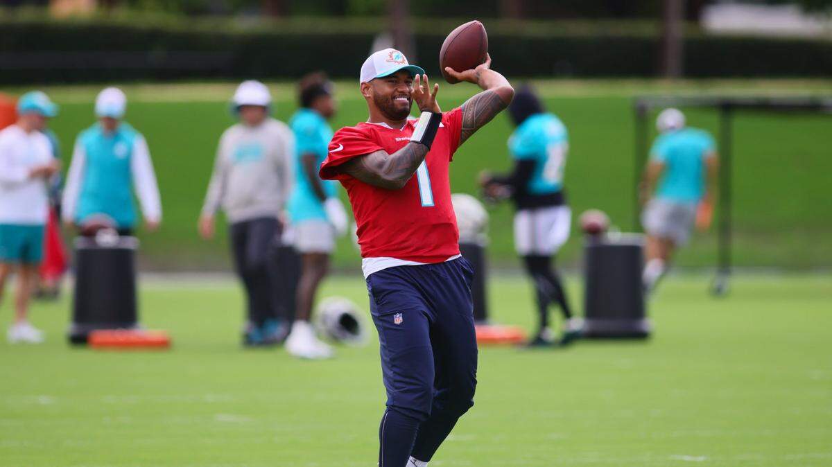 El quarterback de los Dolphins Tua Tagovailoa lanza el ovoide en una práctica del equipo en el Baptist Health Training Complex en Miami Gardens, Florida.