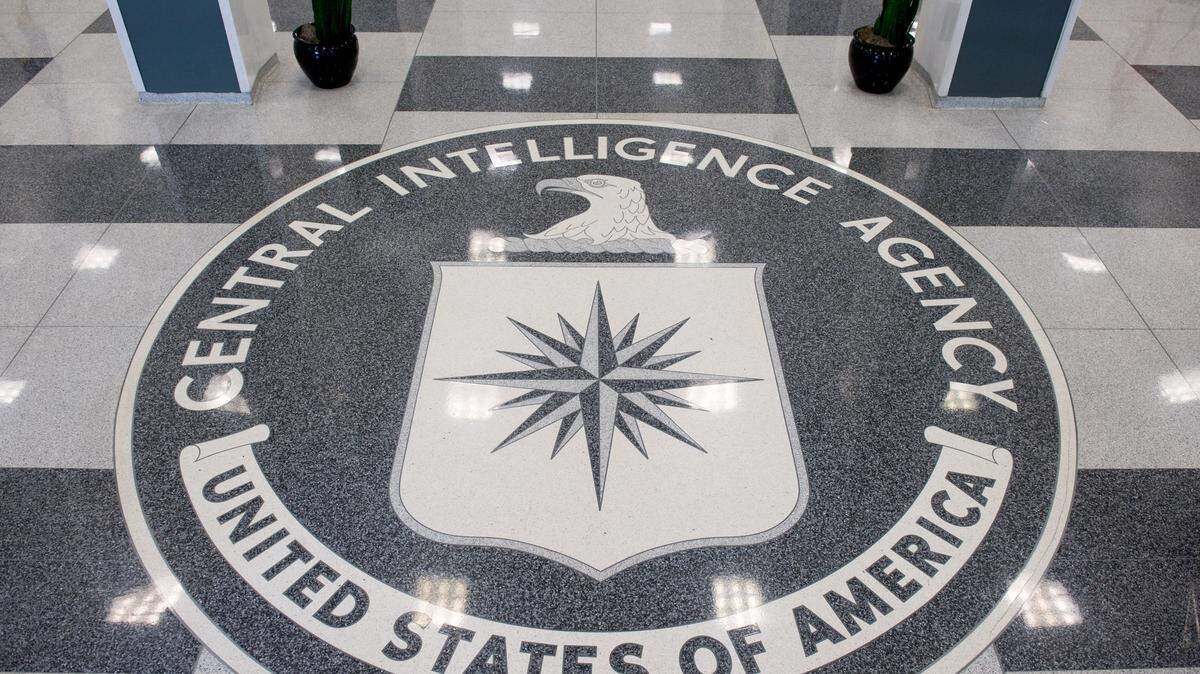 El sello de la Agencia Central de Inteligencia (CIA) se exhibe en el vestíbulo de la sede central de la CIA en Langley, Virginia, el 14 de agosto de 2008.
