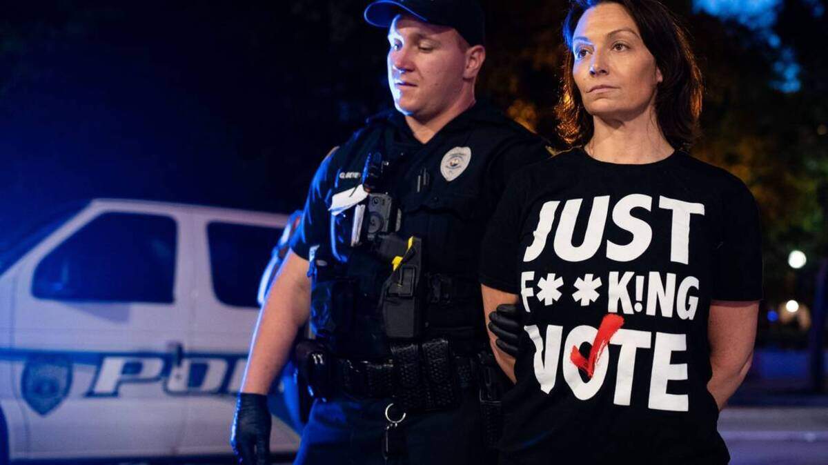 Nikki Fried, presidenta del Partido Demócrata de la Florida, es detenida por protestar afuera del Ayuntamiento de Tallahassee el 3 de abril de 2023.