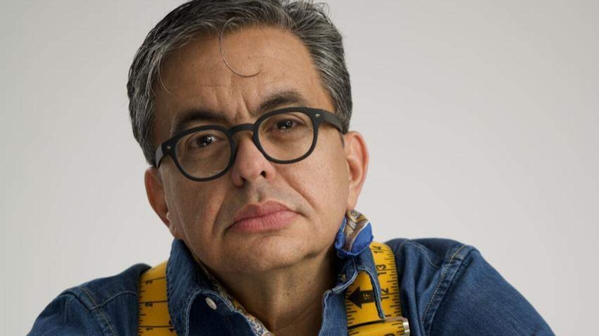 José Pérez Córdoba, nombre real de Carlucho, nació en La Habana, Cuba y a mediados de los años 90 se hizo famoso como comediante. Vino a Miami en el 2001 y brilló en America TeVe durante casi dos décadas. 
