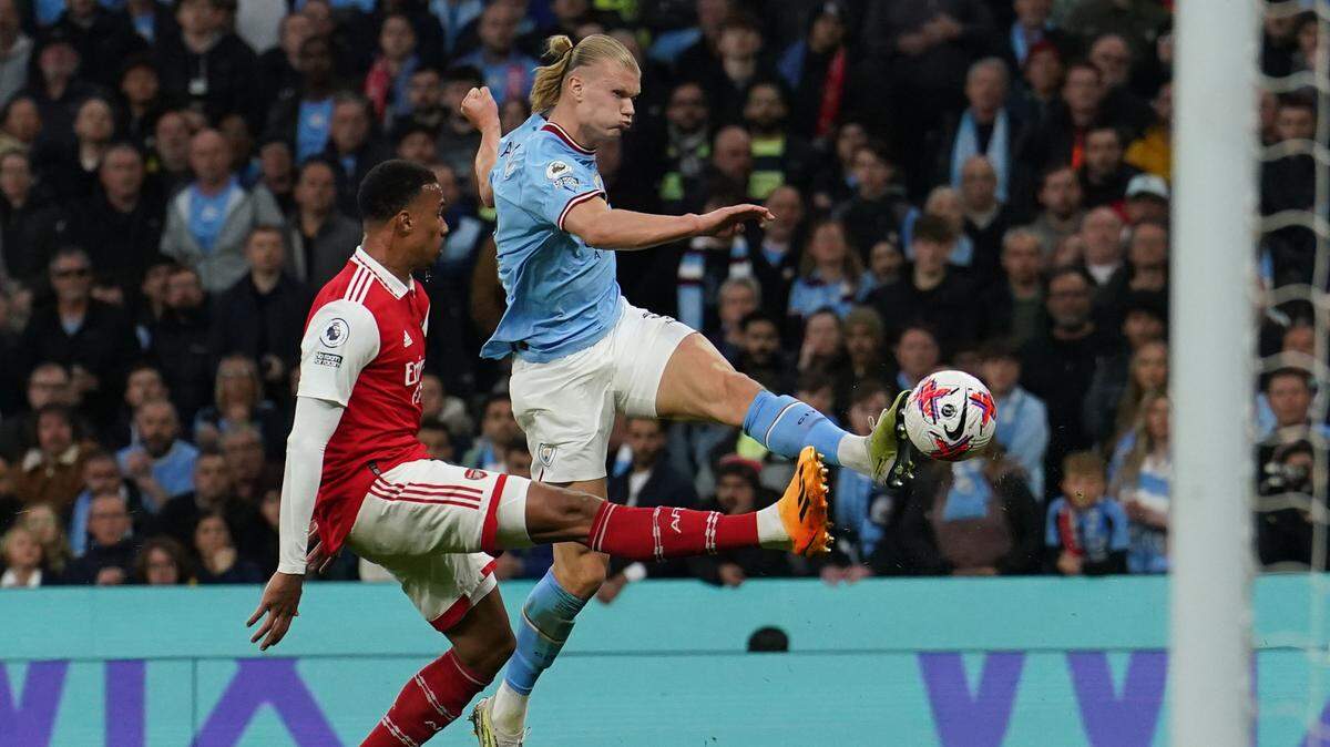El delantero del Manchester City Erling Haaland (der.) anotó un gol en el triunfo de su equipo 4-1 ante Arsenal, en el partido celebrado el 26 de abril de 2023 en Manchester, Inglaterra.