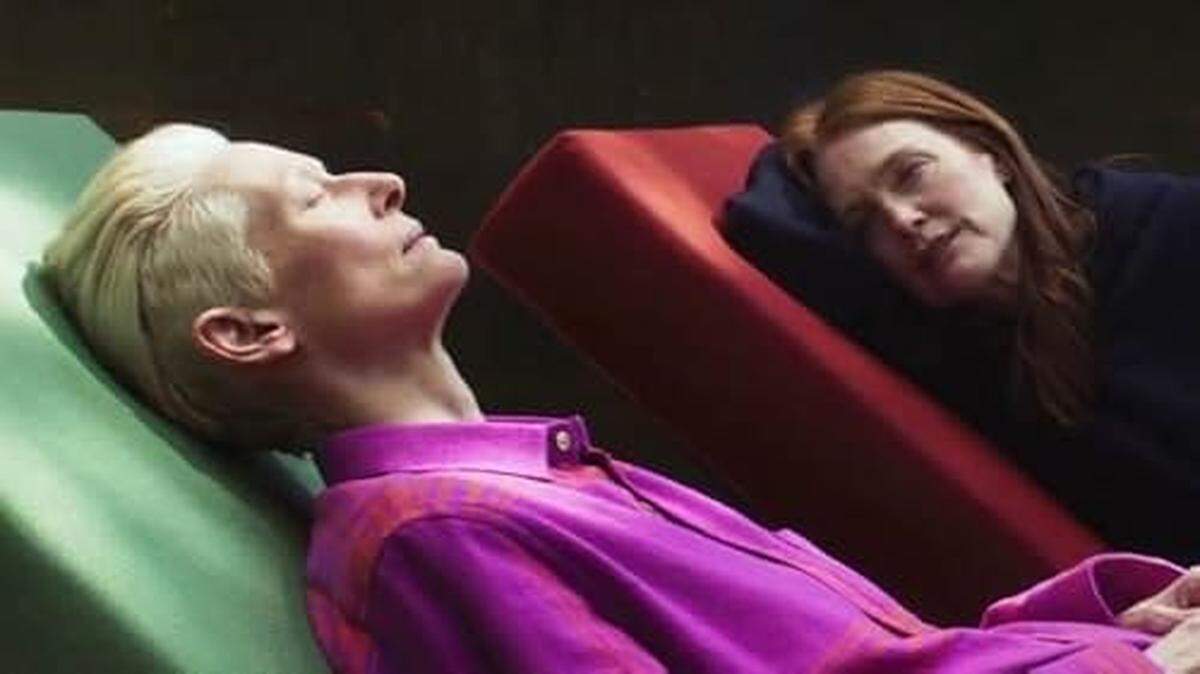 En Coral Gables Art Cinema continúa la proyección de ‘The Room Next Door’ (2024) del director Pedro Almodóvar con Tilda Swinton, Julianne Moore y Juan Diego Botto.
