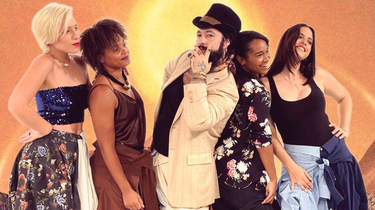 El multi instrumentalista y compositor Munir Hossn con el grupo femenino de jazz brasileño Elas.