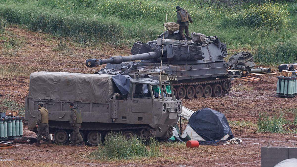 Un soldado del ejército israelí se encuentra sobre un cañón autopropulsado Howitzer posicionado en la Alta Galilea, en el norte de Israel, cerca de la frontera con el sur del Líbano, el domingo 29 de marzo de 2026.