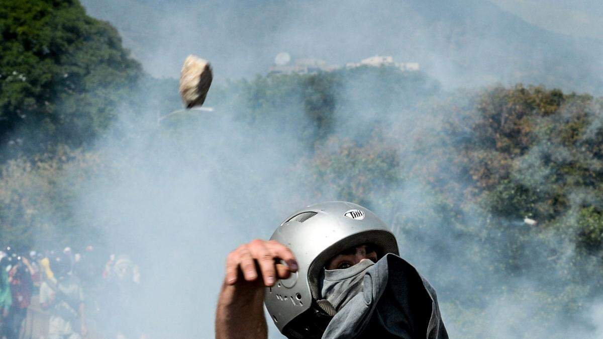Activistas de la oposición venezolana chocan con las fuerzas policiales durante una manifestación contra el presidente Nicolás Maduro en Caracas, el 24 de abril de 2017.