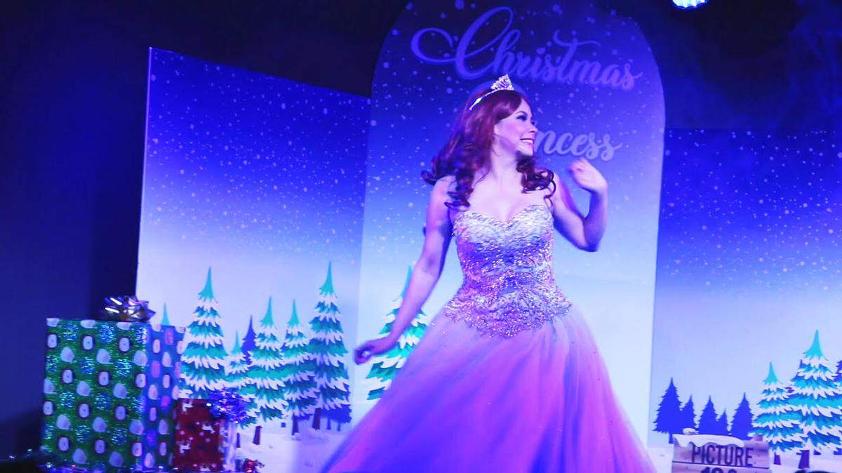 Nathalia Martínez en una escena de “Navidad en el cuento equivocado”.