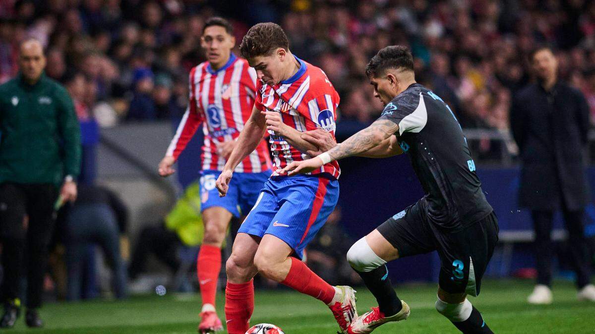 El delantero del Real Madrid Julián Alvárez (centro) anotó los dos goles del triunfo del Atlético de Madrid 2-1 ante el Bayer Leverkusen, en el partido de la Liga de Campeones celebrado el 21 de enero de 2025 en Madrid. 
