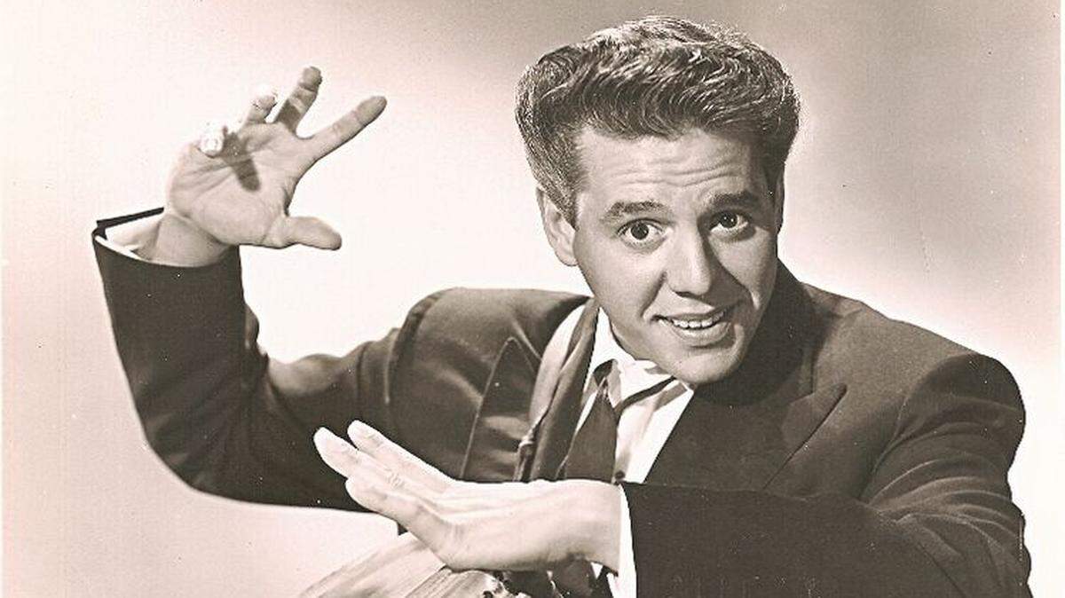 Mucho antes de enamorarse de Lucy, Desi Arnaz amaba a los Stingarees, el equipo deportivo de la escuela secundaria Miami Senior High School. Arnaz fue un famoso exalumno de la escuela.