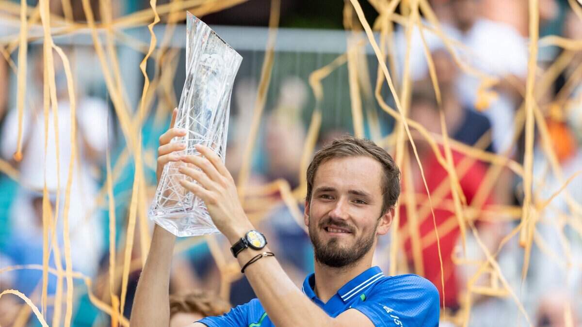  Daniil Medvedev consiguió su cuarto título del año en la ATP al vencer el domingo por 7-5, 6-3 a Jannik Sinner para levantar el trofeo del Abierto de Miami. Medvedev tiene marca de 6-0 ante Sinner.