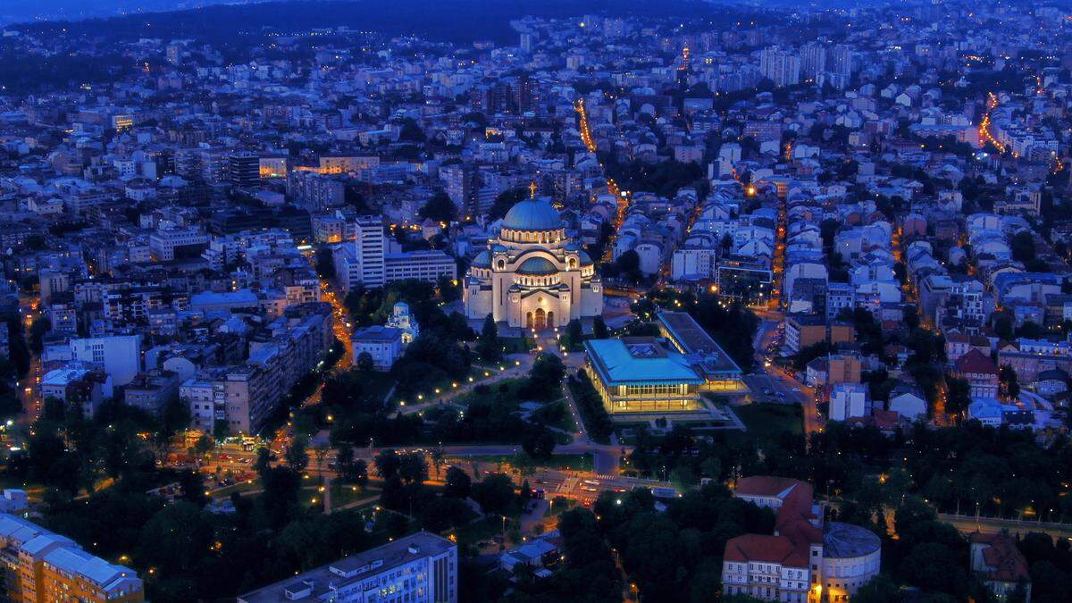 Vista de la ciudad de Belgrado (Serbia) con la Iglesia de San Sava.