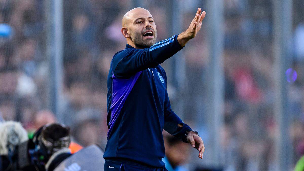 El entrenador de Argentina, Javier Mascherano, imparte instrucciones durante el partido del Grupo A de la Copa Mundial Sub-20 de la FIFA Argentina 2023 entre Nueva Zelanda y Argentina en el Estadio San Juan del Bicentenario, el 26 de mayo de 2023 en San Juan, Argentina.