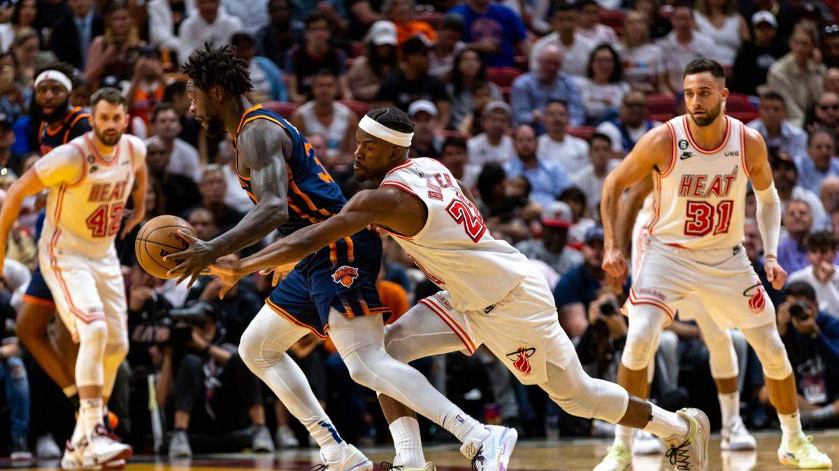 El jugador del Heat Jimmy Butler (22) trata de robarle la pelota a Julius Randle, de los Knicks de Nueva York, en el partido celebrado el 22 de marzo de 2023 en Miami.
