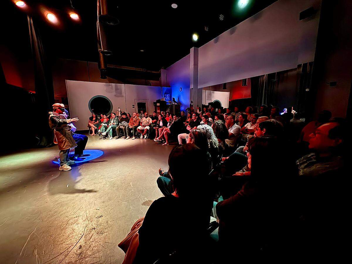 Actores y público en una de las funciones de “El Hijo” presentadas por Microteatro On Tour en febrero en el Blue Box de la Sociedad Actoral Hispanoamericana (SAH). 