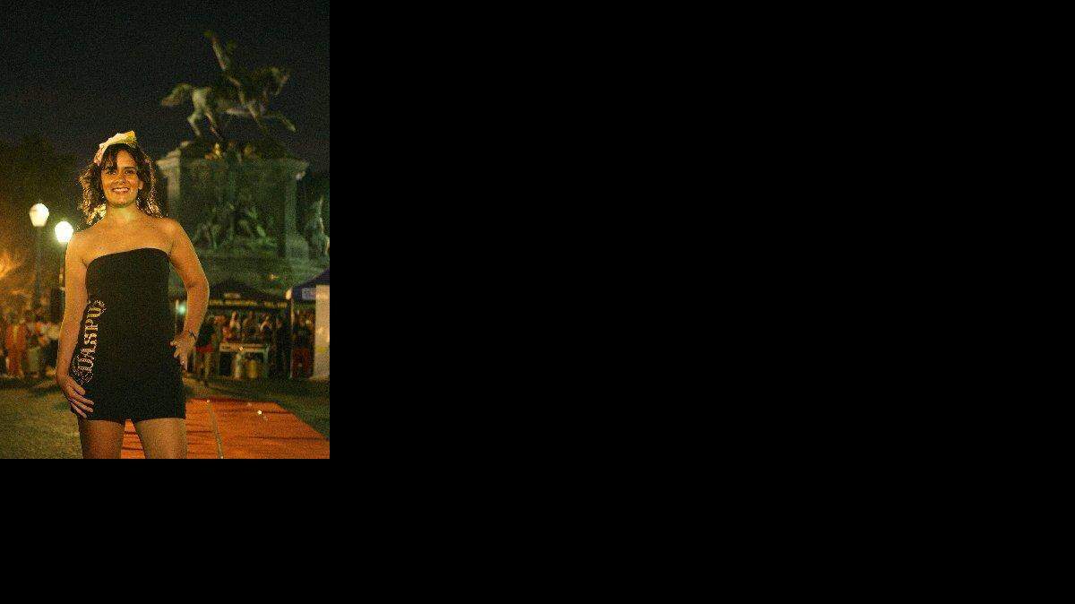 Una modelo lucen un diseño de la nueva colección de verano de la marca creada por prostitutas brasileñas "Daspu" el 26 de agosto de 2009, en la Plaza Tiradentes en el centro de Río de Janeiro (Brasil).